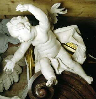 Putto auf dem Hauptgebälk