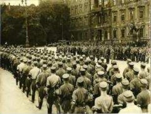 Aufmarsch einer SA-Brigade vor dem Berliner Schloss