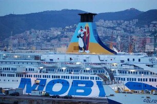 Genua - Hafenanlagen am Morgen : Hafen Genua, vorn Auto-Fährschiff nach Sardinien, aufgenommen 2006