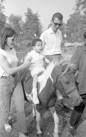 Therapeutisches Reiten für spastisch gelähmte Kinder, durchgeführt vom Verein zur Förderung und Betreuung spastisch gelähmter Kinder.