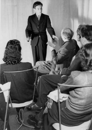 Schauspielschule Gerhard Buenthe 1948. Ein Schüler spricht die Rolle vor. Gerhard Bünthe schaut zu