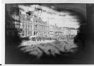 Gent, Postgebäude mit Zivilisten und marschierenden Soldaten