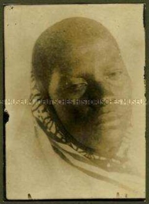 Kopfstudie der Massai-Frau Fatuma in der Halbfrontalen von rechts
