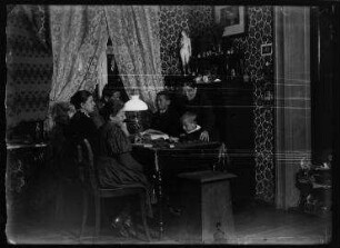 Ohne Titel (Hulda, Margarete, Heinrich, Hans, Walter u. a. am Tisch der Wohnung Sophie-Charlotten-Straße 88)