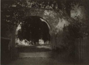 "Tor eines Gehöfts"
