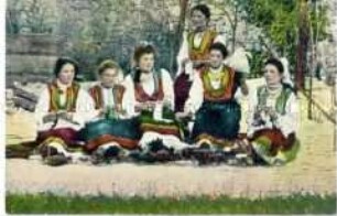 Frauen in ukrainischer Volkstracht, mit Handarbeiten beschäftigt
