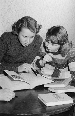 Junge Frauen beim gemeinsamen Lernen, vermutlich in einem Wohnheimzimmer