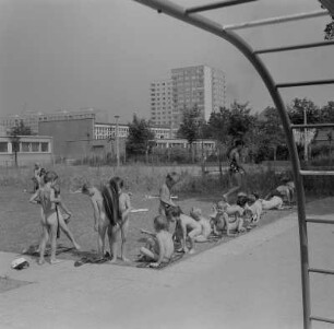 Dresden. Kindergarten, Kinder beim Sonnenbad