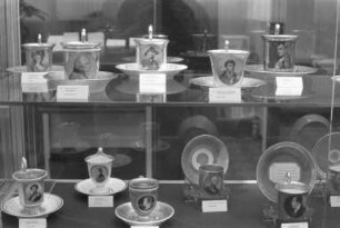 Ausstellung aus der Sammlung "Porträt-Tassen" der Kunstsammlerin Eva Heine in der Commerzbank Karlsruhe