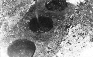 Neschwitz-Zescha. Feldmühle, Inneres, Hirsestampftrog aus Granit, 1981, Repro (Bildersammlung Fam. Mjetk)