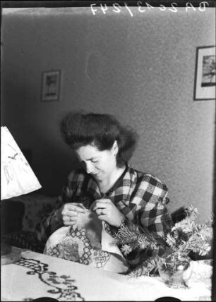 Frau beim Sticken