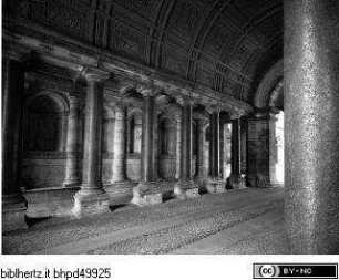 Palazzo Farnese, Cortile, Eingangsbereich