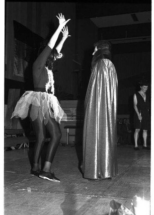 750. Gemeindejubiläum: Abschlussfeier: Sporthalle: Bühne: Künstler bei Theatervorführung