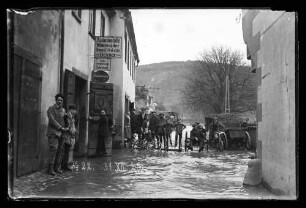 Hochwasser am Mainplatz / Packhofstraße vor Automobile und Motorräder Reparatur-Werkstätte Oexner, darauf auch Personen, darauf Nr. 22