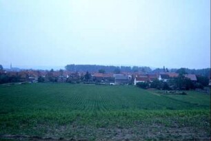 Blick zum Ort, im Hintergrund Kirche Wechmar