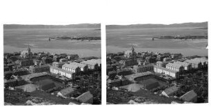 Blick von einer Höhe auf Stadt, Küste, Bucht mit vorgelagerter Insel und Bergketten am anderen Ufer : Hammerfest. Blick von einer Höhe auf Stadt, Küste, Bucht mit vorgelagerter Insel und Bergketten am anderen Ufer