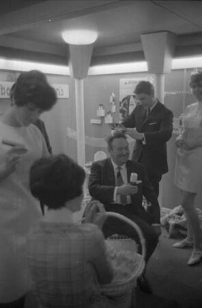 Werbefahrt des französischen Fremdenverkehrsbüros auf dem Rhein mit zwei Ausstellungsschiffen "Frankreich lädt ein".