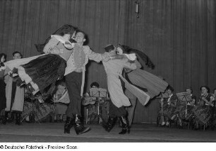Auftritt eines Volkstanzensembles in der Kongresshalle