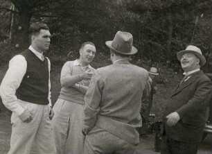 Max Schmeling im Trainingscamp in Greenkill Lodge/Kingston New York. von links: Max Schmeling, Max Machon, N. N. , Konsul Dr. Paul Schwarz