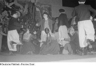Personen bei einer Tanzvorführung auf der Leipziger Herbstmesse 1954