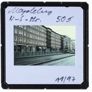 Magdeburg, Breiter Weg : Westseite nach Norden, Wohnhäuser vor Kreuzung mit Himmelreichstraße