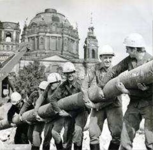 Sowjetische Soldaten beseitigen Fundamente des Berliner Stadtschlosses für den Bau des Palastes der Republik