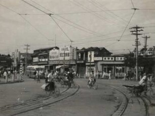 Peking, China, Straßenszene : Straßenverkehr mit Fahrradrikschas auf einer Geschäftsstraße