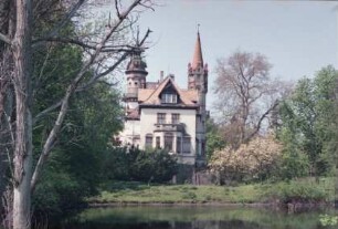 Tralau: Gut: Gutsweg 5: Herrenhaus: Blick von Osten: vorne Wassergraben