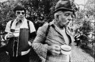 Franziskaner Kloster Pankow, Suppenküche, Mittagessen - zwei Männer mit Tassen