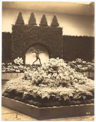 Ausstellungsgarten Jubiläums-Gartenbau-Ausstellung 1926, Dresden: Austellungspalast: Innenansicht mit Plastik weibliche Figur