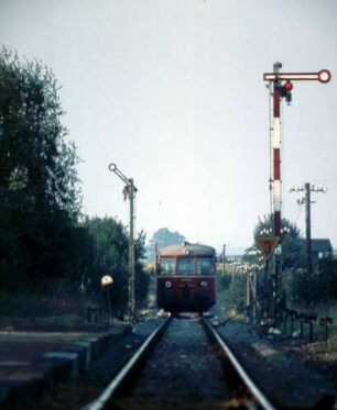 Wallerstein Bahnhofseinfahrt ETA 515 006 Bahnhofsausfahrsignal