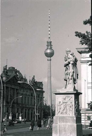Berlin: Ost; Unter den Linden; Zeughaus und Fernsehturm