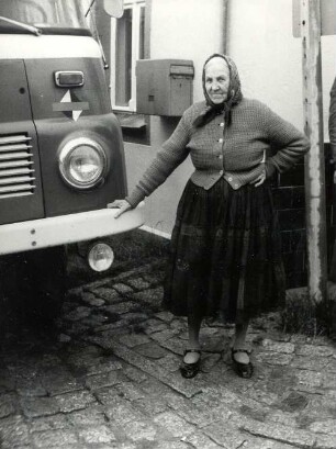 Sonntagstracht aus Burg-Dorf : Kleidung - niedersorbische Tracht. Ort: Wobsedne Bórkowy / Burg-Dorf. Frau in Sonntagstracht