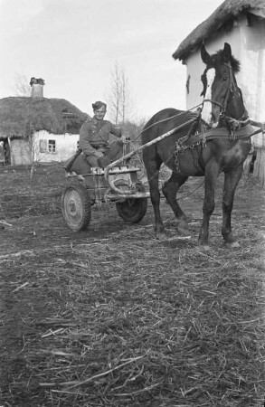 Zweiter Weltkrieg. Zur Einquartierung. Sowjetunion. Angehöriger der deutschen Wehrmacht auf einem Pferdefuhrwerk