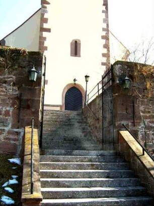 Ansicht von Westen mit Aufgang in den Kirchhof sowie Kirchturm mit Schlitzscharte im Mittelgeschoß