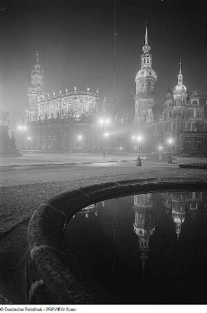 Dresden. Theaterplatz, Blick gegen Katholische Hofkirche und Residenzschloss