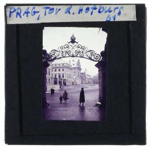 Prag, Hradschin (Burg),Prag, Palais Schwarzenberg : Blick vom Westtor auf den Hradschiner-Platz