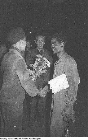 Freital. VEB Steinkohlenwerk "Willi Agatz" Freital. Ernst Lohagen, erster Sekretär der SED-Landesleitung Sachsen bei den Bergleuten nach einer Sonderschicht, Juli 1951