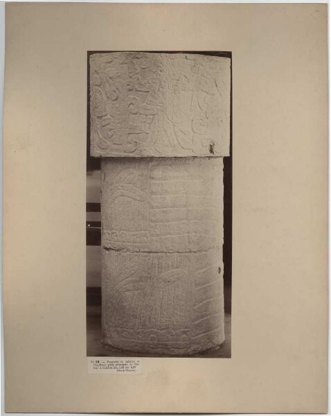 Fragment de colonne et de chapiteau de l'entrée principale du Castillo.