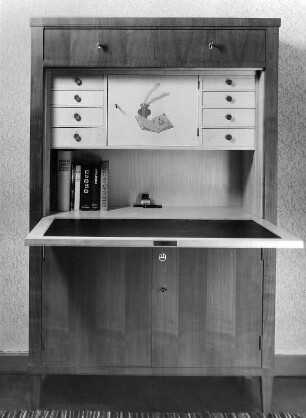 Schreibschrank. Holz (um 1950). Ansicht mit heruntergeklappter Schreibplatte