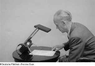 Eine Person präsentiert ein Exponat des VEB Gerätewerk Friedrichshagen auf der Leipziger Herbstmesse 1954