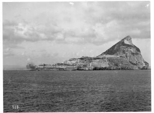 Gibraltar. Küste mit Upper Rock, Leuchtturm und Verteidigungsanlage. Blick von einem Kreuzfahrtschiff der Hapag