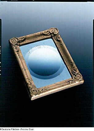 Verzerrungsspiegel : Verzerrungsspiegel. Spiegelglas, Holz, vergoldet; 19,4 x 14,7 cm (um 1750). Dresden: Mathematisch-Physikalischer Salon B V 44