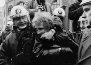 Polizeieinsatz gegen Demonstranten beim Besuchs des amerikanischen Präsidenten Richard Nixon in West-Berlin