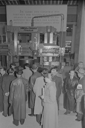 Besucher vor einer Produktionsmaschine in der sowjetischen Ausstellungshalle (Sowjetischer Pavillon)