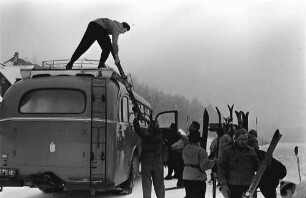 Ruhestein: Ski werden vom Bus geladen