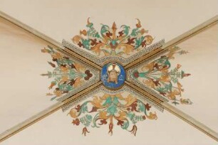 Rankenwerk und Schlussstein mit Kopf Christi