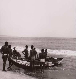 Sassandra (Elfenbeinküste), Fischer mit Boot am Strand, um 1960