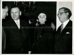 Die Witwe Gerhart Hauptmanns mit Karl Heinz Stroux