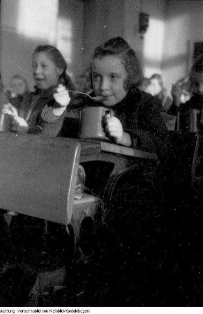 Dresden, Marienhofstraße (nach 1949: Maxim-Gorki-Straße). Erste Schulspeisung in der 28. Grundschule (später: 28. POS Otto Buchwitz), Januar 1946 & Dresden, Moltkestraße (später: Robert-Matzke-Straße). Schulspeisung wohl 27. Volksschule (später: 27. POS Robert Matzke), Juni 1946